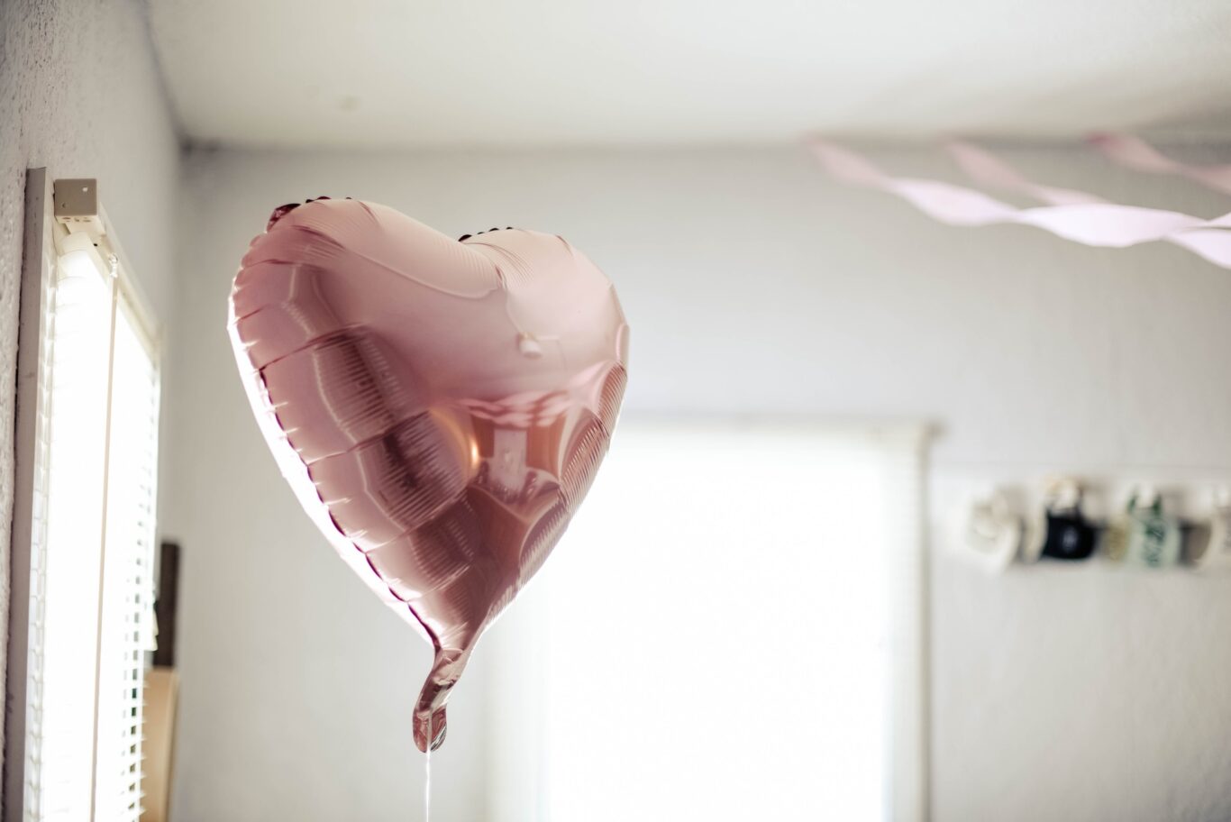 Προετοιμάστε έναν τέλειο γάμο heart-shaped pink balloon near window blinds